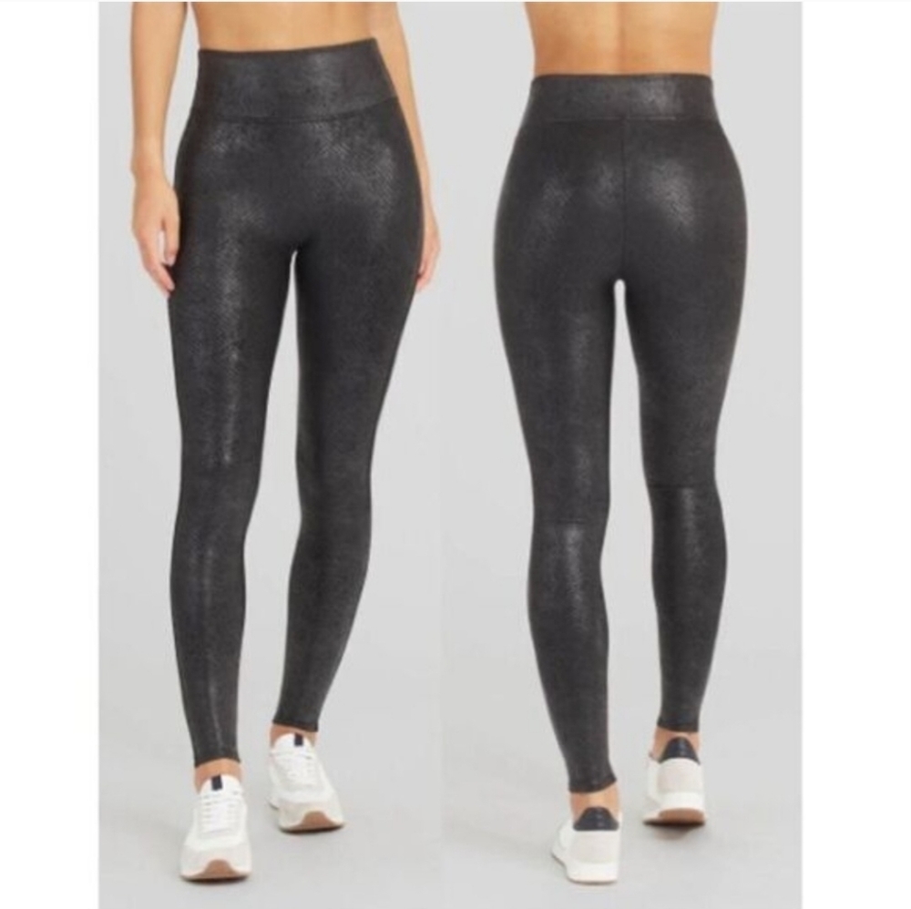 SPANX Matte black Snakeskin Leggings Size Large